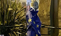 ( Activists covered Sir Edward Elgar's statue in Malvern with an EU flag. Credit: @EUflagmafia.)